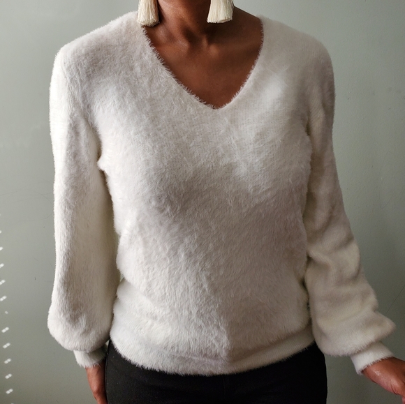 T Tahari Cream Soft Fuzzy Eyelash Sweater V-neck Size Large - Picture 1 of 13